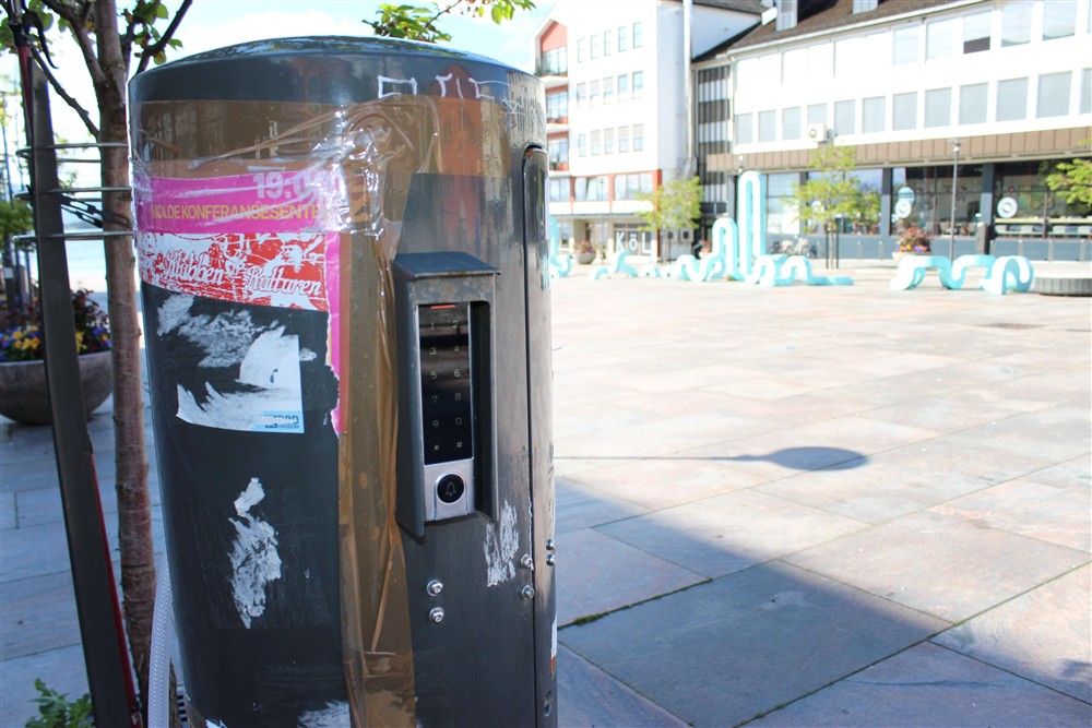 søyle med kodelås. foto. - Klikk for stort bilde