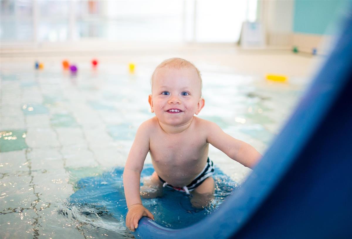 Små barn i basseng. Foto - Klikk for stort bilde