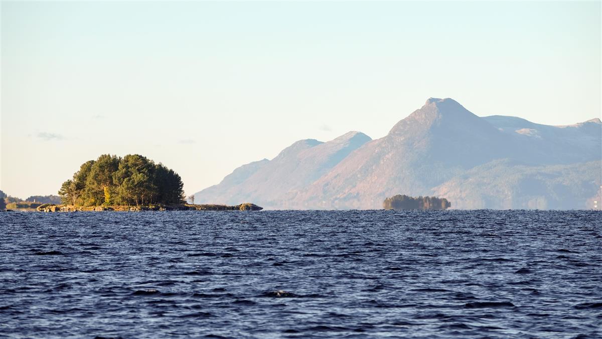 Fjord med fjelltopper. Foto - Klikk for stort bilde