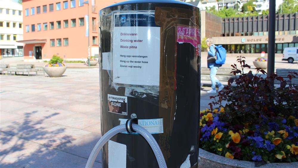 søyle med frikkevannslange. foto - Klikk for stort bilde