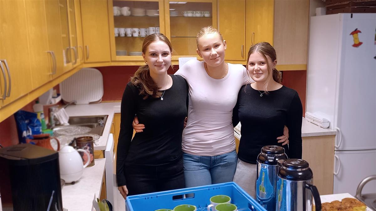 Tre ungdomsjenter på et kjøkken. foto - Klikk for stort bilde