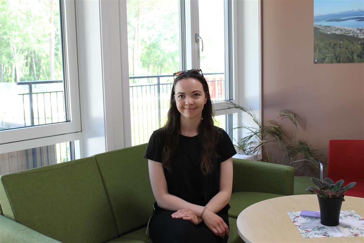 Dame sitter i sofa - Klikk for stort bilde