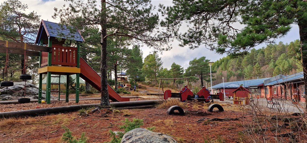 Lekeapprat ute.  - Klikk for stort bilde
