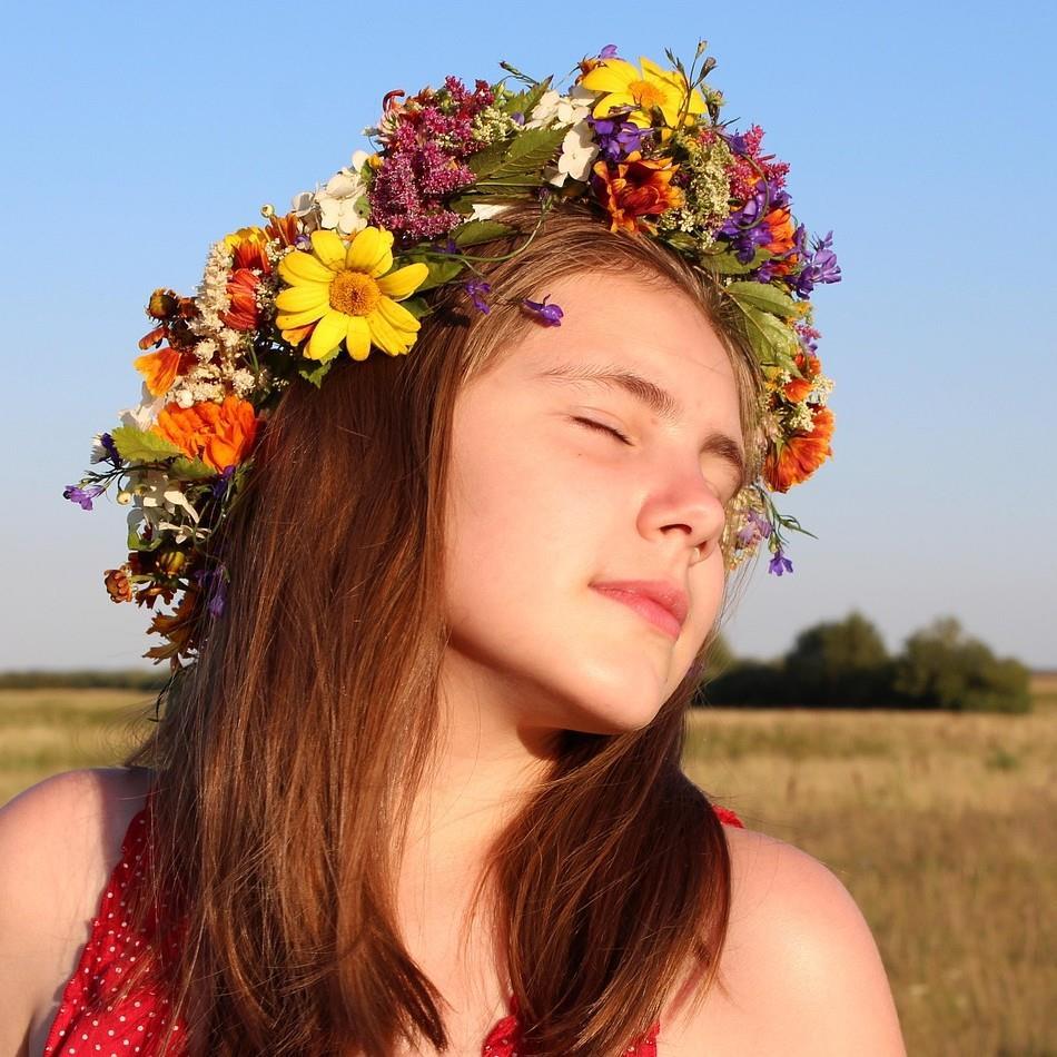 Ung jente med blomster i håret.
