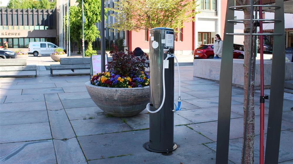 Søyle med vannslange. foto. - Klikk for stort bilde