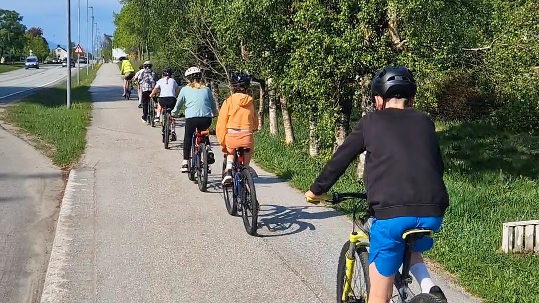 Mange barn sykler på rekke og rad langs en gangvei. Foto - Klikk for stort bilde