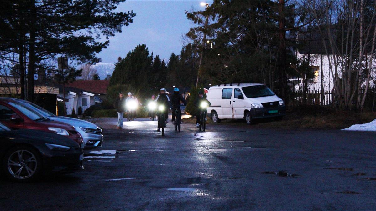 Mange sykler med sykkellykter på sykler i mørket. Foto - Klikk for stort bilde