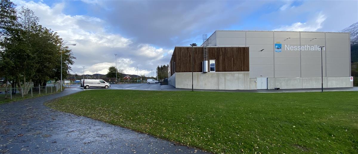Idrettshall sett utenfra. foto - Klikk for stort bilde