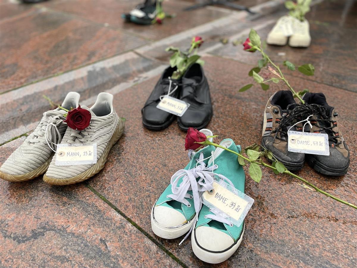 Bilde av sko på bakken. Foto. - Klikk for stort bilde
