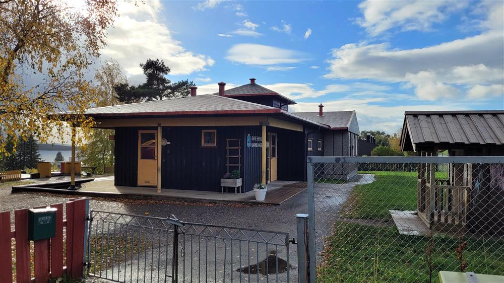 Barnehagebygg sett utenfra. Foto. - Klikk for stort bilde