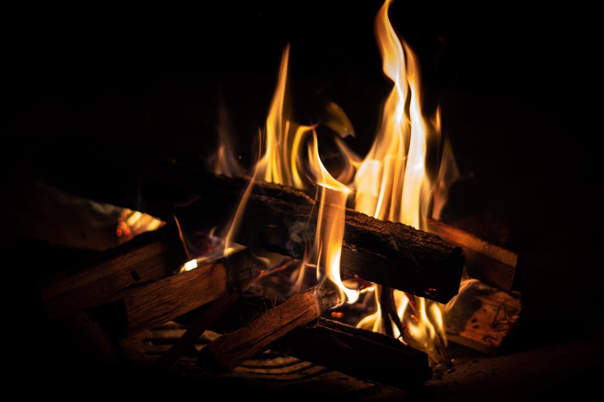 Ved som flammer. Foto. - Klikk for stort bilde