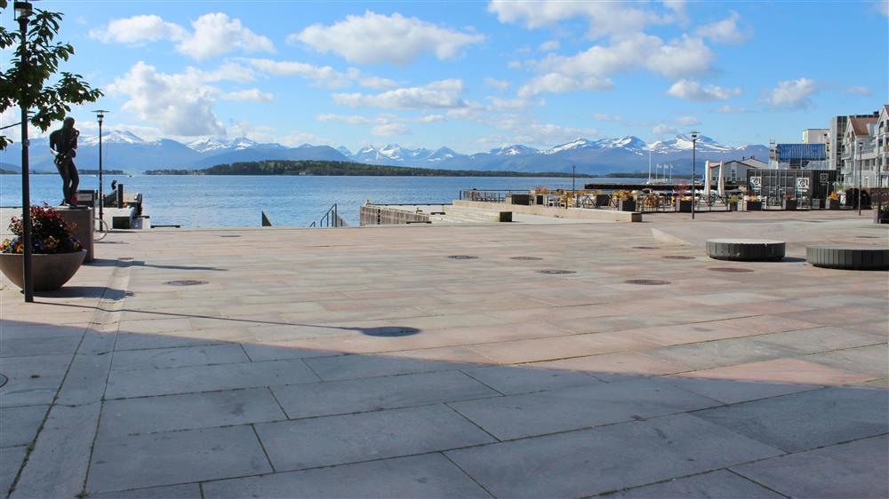 steinlagt åpent område ved fjorden. foto.  - Klikk for stort bilde