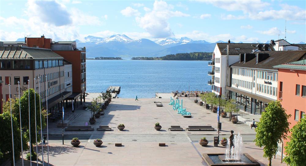 oversiktsbilde av torget. foto. - Klikk for stort bilde