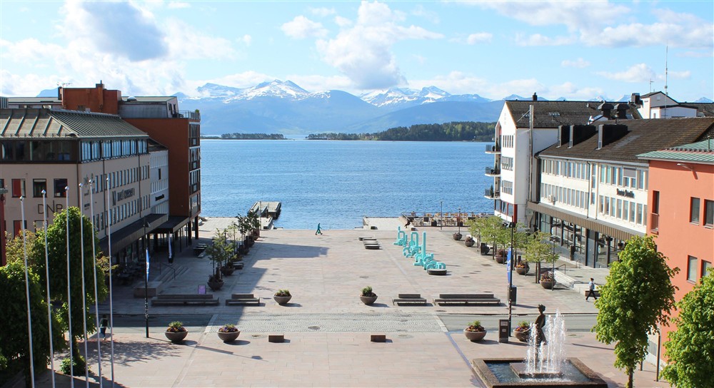 oversiktsbilde av torget. foto. - Klikk for stort bilde