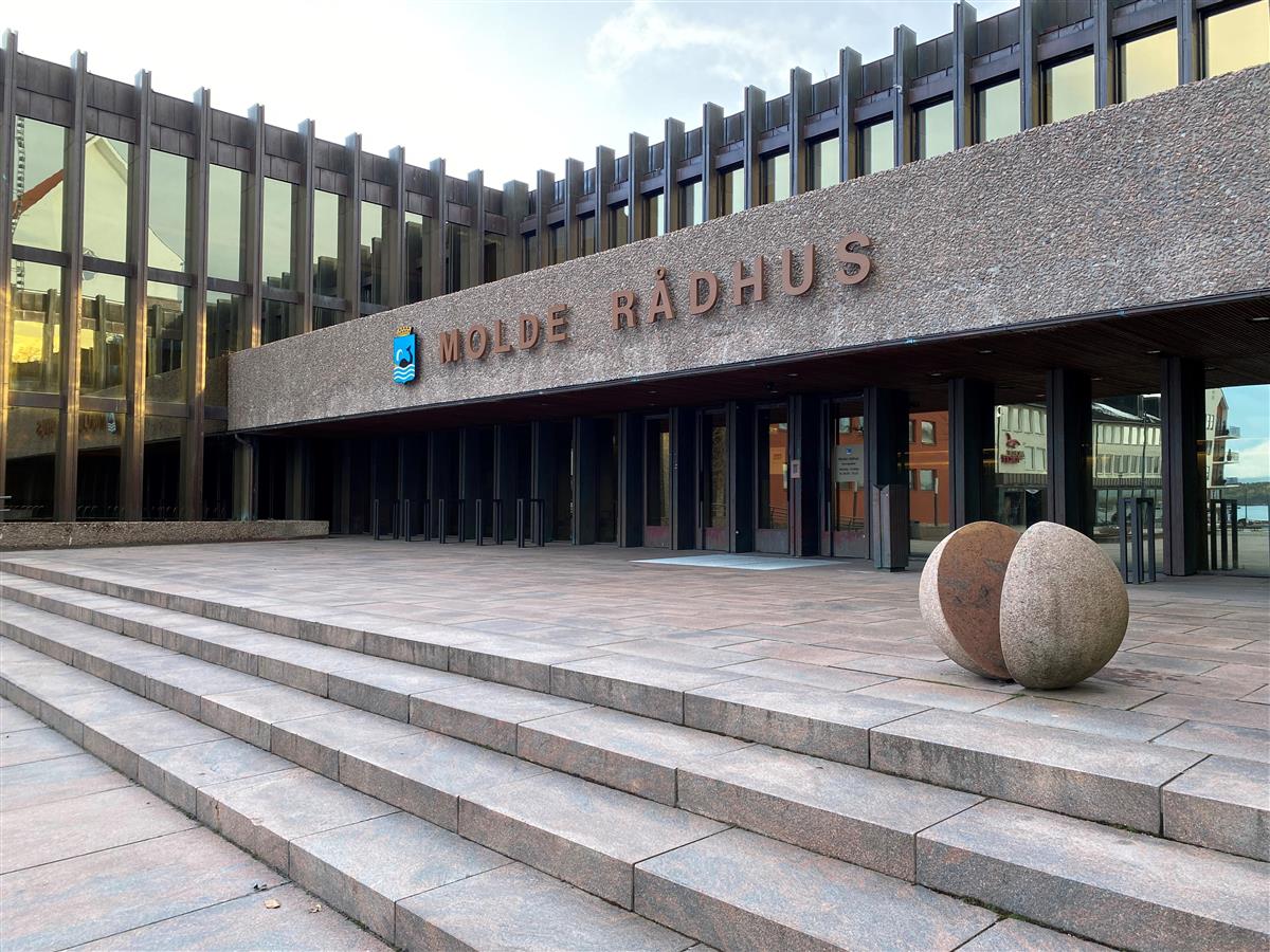 Molde rådhus. Foto. - Klikk for stort bilde